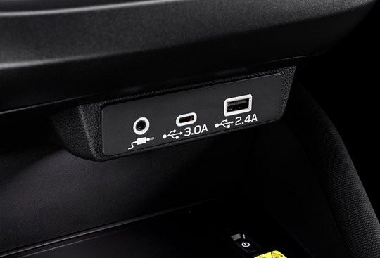 <sg-lang1>Puertos USB frontales (tipo A y C) y puertos de alimentación USB traseros</sg-lang1><sg-lang2></sg-lang2><sg-lang3></sg-lang3>